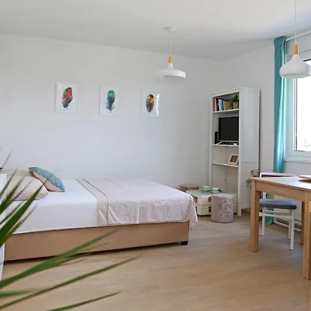 Camino With Parking Apartment